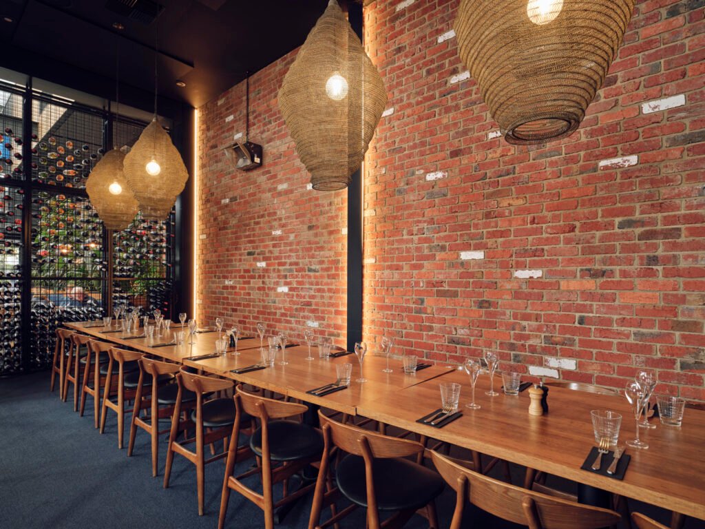 Hampton Hotel Hampton bar with live sport screens